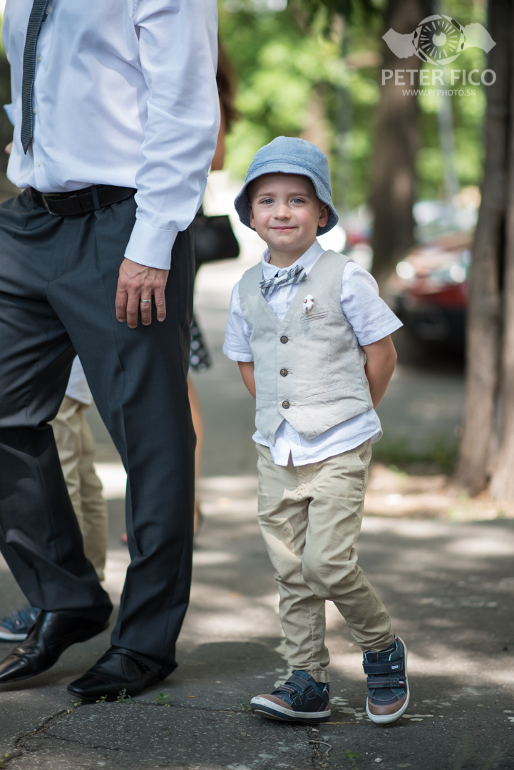 Krásne tradičné svadobné fotky v Bratislave. Peter Fico svadobný fotograf