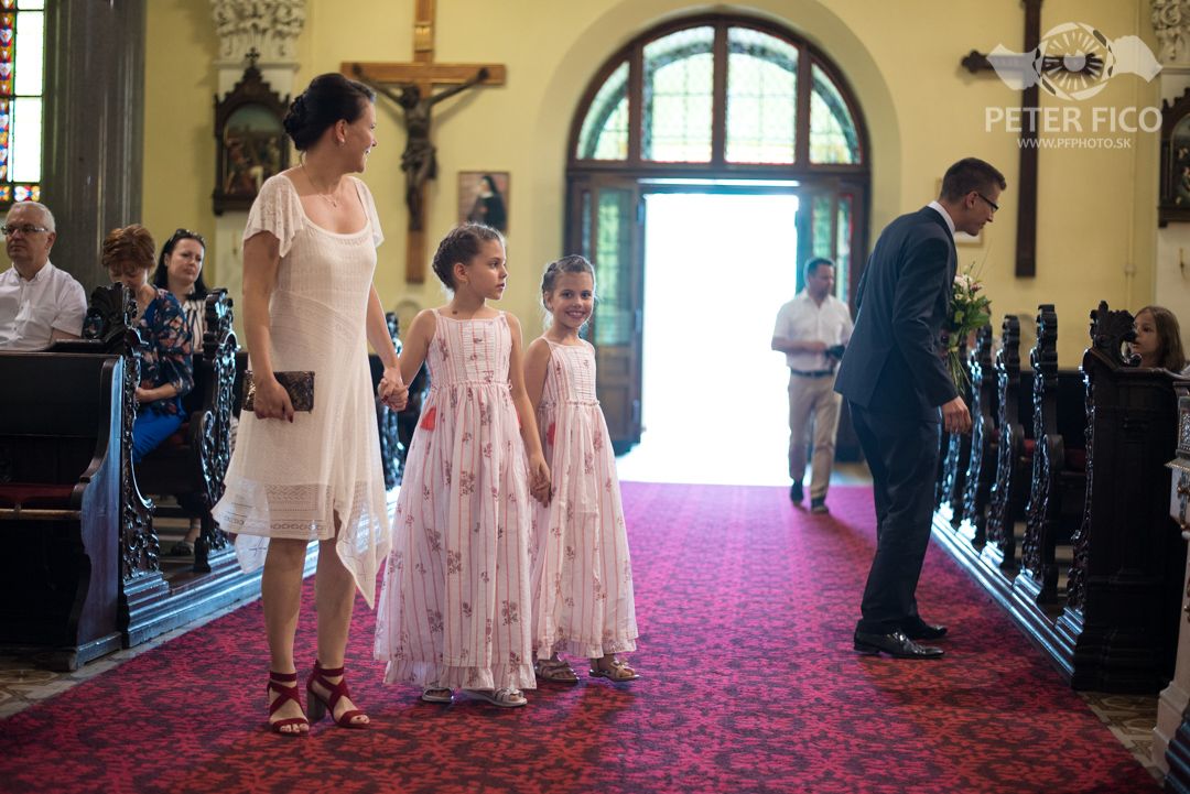 Krásne tradičné svadobné fotky v Bratislave. Peter Fico svadobný fotograf