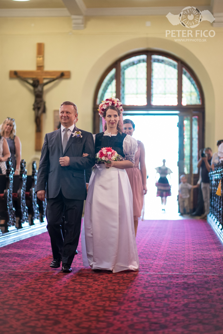 Krásne tradičné svadobné fotky v Bratislave. Peter Fico svadobný fotograf