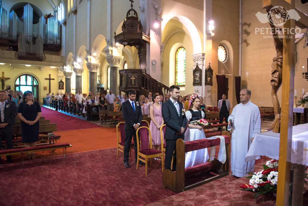 Krásne tradičné svadobné fotky v Bratislave. Peter Fico svadobný fotograf
