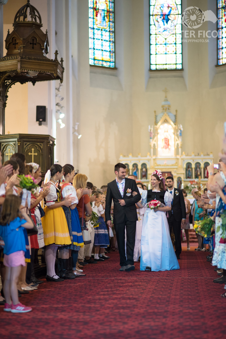 Krásne tradičné svadobné fotky v Bratislave. Peter Fico svadobný fotograf