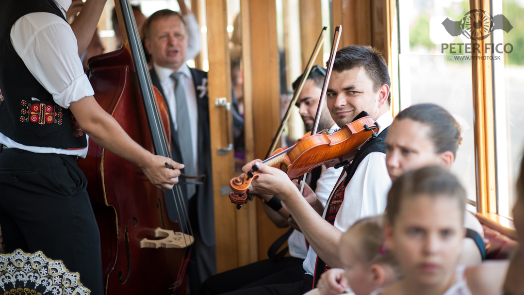 Krásne tradičné svadobné fotky v Bratislave. Peter Fico svadobný fotograf