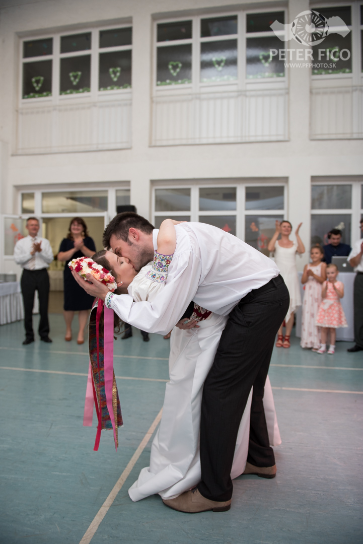 Krásne tradičné svadobné fotky v Bratislave. Peter Fico svadobný fotograf
