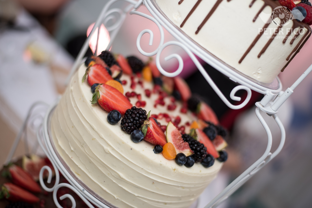 Krásne tradičné svadobné fotky v Bratislave. Peter Fico svadobný fotograf