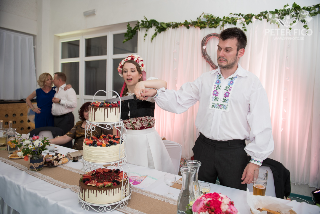 Krásne tradičné svadobné fotky v Bratislave. Peter Fico svadobný fotograf