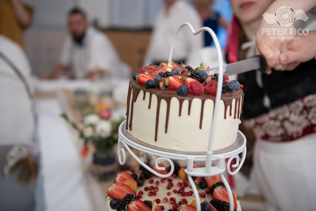 Krásne tradičné svadobné fotky v Bratislave. Peter Fico svadobný fotograf