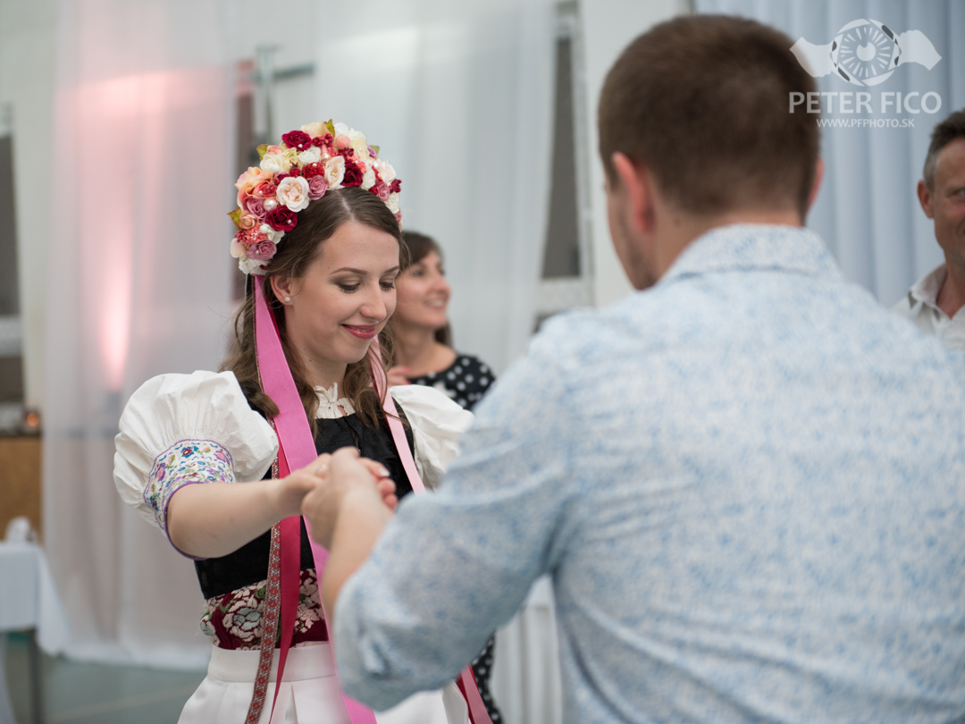 Krásne tradičné svadobné fotky v Bratislave. Peter Fico svadobný fotograf