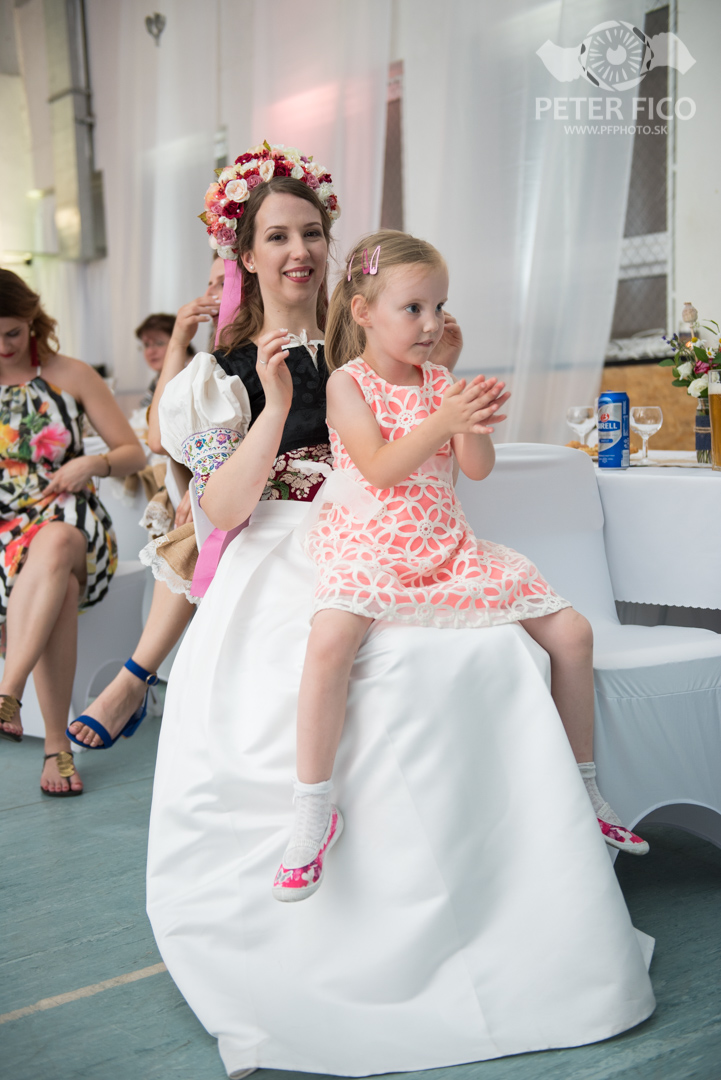 Krásne tradičné svadobné fotky v Bratislave. Peter Fico svadobný fotograf