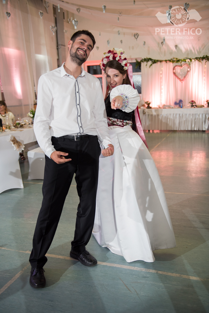 Krásne tradičné svadobné fotky v Bratislave. Peter Fico svadobný fotograf