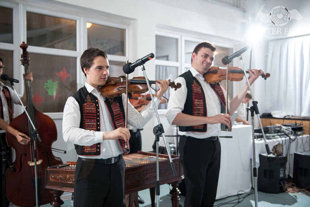 Krásne tradičné svadobné fotky v Bratislave. Peter Fico svadobný fotograf