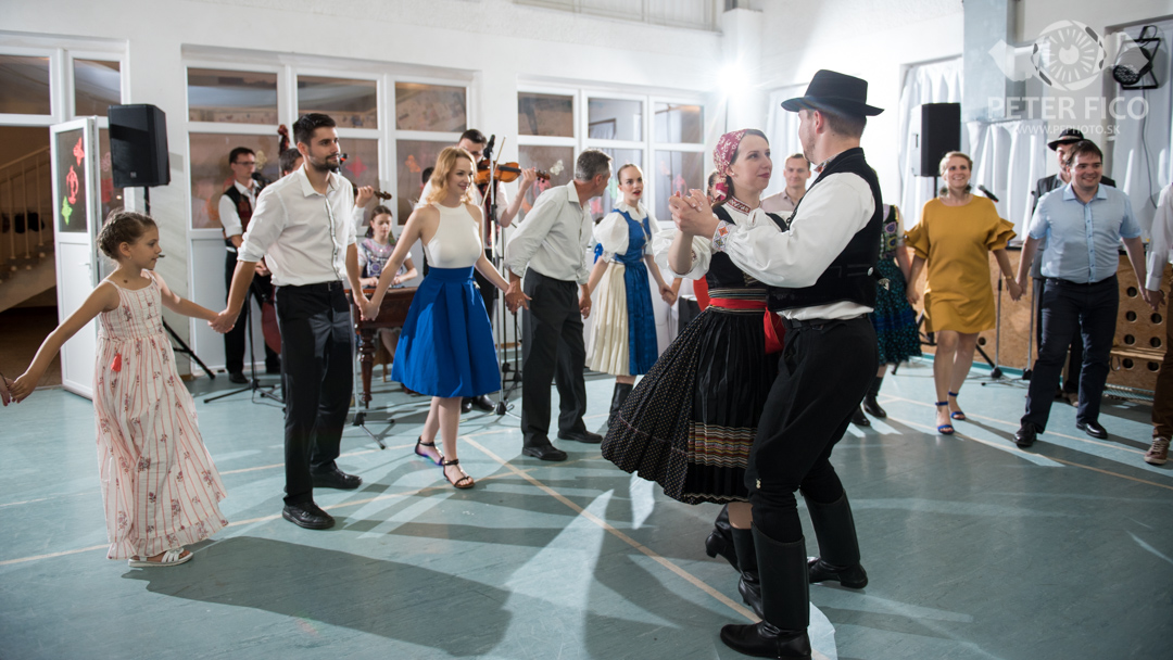 Krásne tradičné svadobné fotky v Bratislave. Peter Fico svadobný fotograf