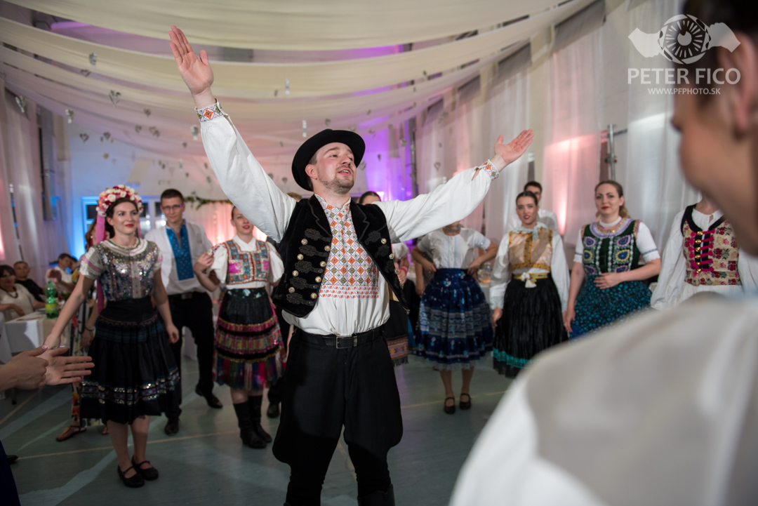 Krásne tradičné svadobné fotky v Bratislave. Peter Fico svadobný fotograf