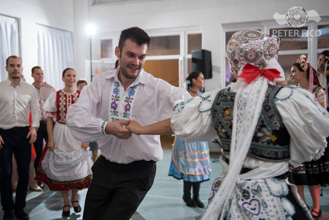 Krásne tradičné svadobné fotky v Bratislave. Peter Fico svadobný fotograf